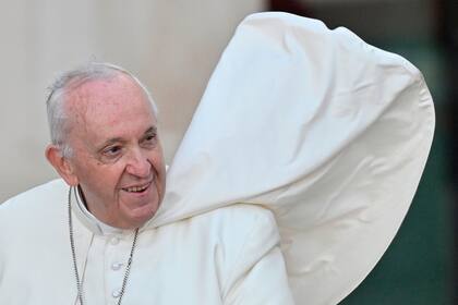 El papa Francisco saluda durante la peregrinación de adolescentes italianos a la plaza de San Pedro en el Vaticano, el 18 de abril de 2022