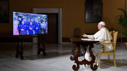 El papa Francisco se conectó con el espacio