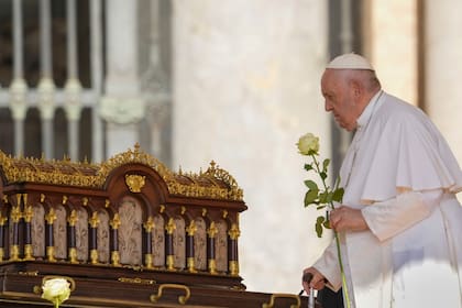 El papa Francisco se dispone a rezar ante las reliquias de Santa Teresa del Niño Jesús durante la audiencia en la Plaza de San Pedro este 7 de junio