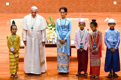 El Papa Francisco se encuentra con la líder civil de Myanmar, Aung San Suu Kyi, ganadora del premio Nobel de la paz y acusada de defender el genocidio contra la comunidad musulmana Rohingya, en el escenario con niños durante un evento en Naypyidaw, Myanmar, el 28 de noviembre de 2017.