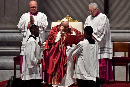El Papa Francisco se prepara para leer mientras preside la misa de la Pasión del Señor el Viernes Santo en la basílica de San Pedro en El Vaticano, el 7 de abril de 2023 como parte de las celebraciones de la Semana Santa. 