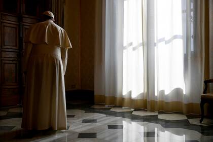 El Papa Francisco se retira al final de una audiencia privada con el Presidente de Eslovenia, Borut Pahor, en el Vaticano, el lunes 17 de octubre de 2016