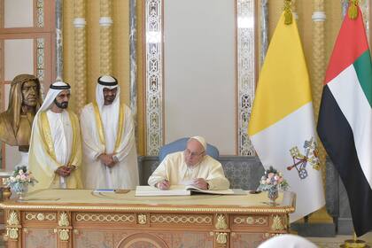 El Papa Francisco se reúne con el vicepresidente de los Emiratos Árabes Unidos y el gobernante de Dubai Sheikh Mohammed bin Rashid al-Maktoum, y con el Príncipe Heredero de Abu Dhabi Mohammed bin Zayed Al-Nahyan durante una ceremonia de bienvenida en el Palacio Presidencial en Abu Dhabi, Emiratos Ár