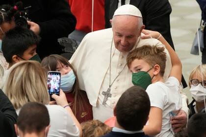 El papa Francisco se reúne con varios niños en la Sala Paulo VI en el Vaticano, el domingo 19 de diciembre de 2021. (AP Foto/Gregorio Borgia, Archivo)