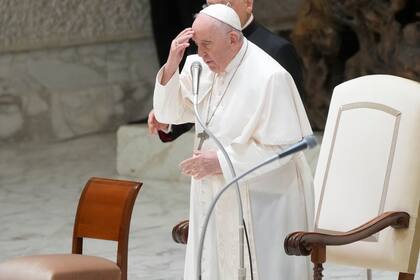 El papa Francisco se santigua durante la audiencia semanal en el Vaticano, el miércoles 3 de agosto de 2022. (AP Foto/Gregorio Borgia)