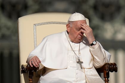 El papa Francisco se toca la frente durante su audiencia semanal en la Plaza de San Pedro en el Vaticano. (AP Foto/Alessandra Tarantino)