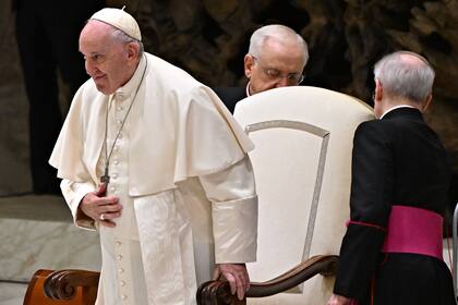 El Papa Francisco sonríe durante un intercambio de saludos navideños con los empleados de la Santa Sede y la Gobernación SCV, durante una audiencia privada en el Aula Pablo VI en el Vaticano el 22 de diciembre de 2022