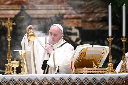 Archivo.- El papa Francisco sostiene un incensario mientras dirige una misa de Nochebuena para conmemorar la natividad de Jesucristo el 24 de diciembre de 2020, en la basílica de San Pedro, en el Vaticano