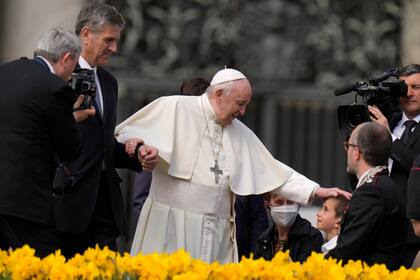 El papa Francisco sufrió un desgarro en el ligamento de la rodilla derecha