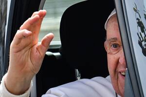 El papa Francisco fue dado de alta del hospital y regresó al Vaticano