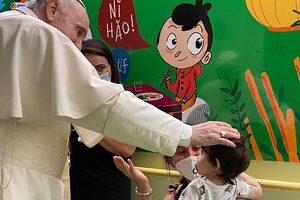 El Papa visitó a niños con cáncer en el hospital donde está internado