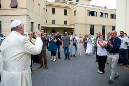 El Papa Francisco visitó a obreros del Vaticano