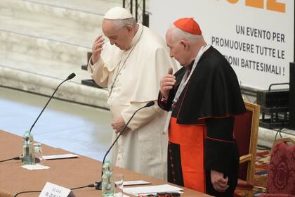 El Papa Francisco y el cardenal Marc Ouellet  hacen la señal de la cruz mientras asisten a un congreso, el jueves 17 de febrero de 2022.