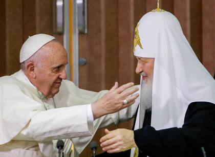 El papa Francisco y el patriarca ortodoxo ruso Kirill tras firmar una declaración, en Cuba, en 2016