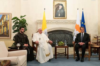 El Papa Francisco y el presidente de Chipre, Nicos Anastasiades en el Palacio Presidencial en la capital, Nicosia, en la primera parada de su visita a la ciudad predominantemente griega