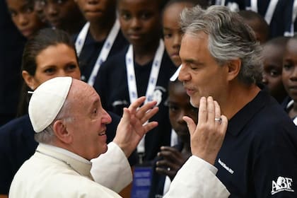 El Papa Francisco y el tenor Andrea Bocelli en un encuentro de 2017