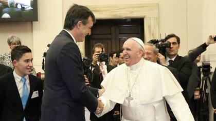Francisco y Esteban Bullrich, en 2016. El exsenador se reunió varias veces con el Papa, que lo elogió mucho por el mensaje que dio en el Congreso cuando renunció, ante el avance de su enfermedad, y destacó la importancia del diálogo y los consensos. El Papa elogió su "grandeza formidable".