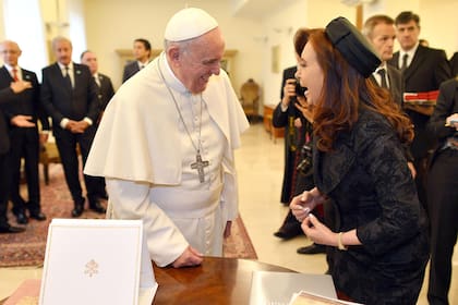El Papa Francisco y la Presidenta de Argentina, Cristina Fernández de Kirchner, intercambian regalos durante una audiencia privada en el Vaticano el 17 de marzo de 2014.