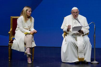 El papa Francisco y la primera ministra italiana Giorgia Meloni participan en una conferencia para abordar el "invierno demográfico", en Roma, Italia, el viernes 12 de mayo de 2023.