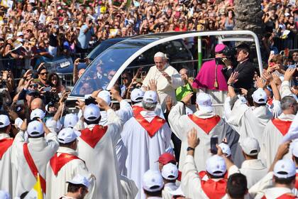 El Papa fue aclamado en su arribo a Sicilia