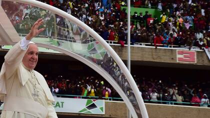 El Papa fue recibido por jóvenes en el estadio Kasarani, en su último evento en Kenya