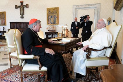 El Papa habla con el cardenal australiano George Pell durante una audiencia privada en el Vaticano