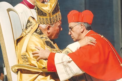 El papa Juan Pablo II abraza al cardenal Bergoglio el día de su ascenso al cardenalato en la Ciudad del Vaticano, el 21 de febrero de 2001