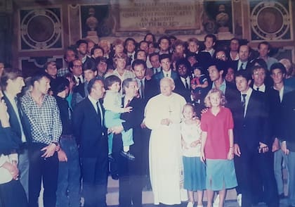 El papa Juan Pablo II, amante de los deportes, en 1983 recibió a los tenistas que competían en el Abierto italiano en Roma, entre ellos a Yannick Noah