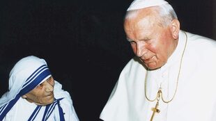 El Papa Juan Pablo II conversa con la Madre Teresa durante una audiencia privada en 1997