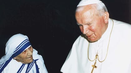 La Madre Teresa junto al Papa Juan Pablo II durante una audiencia privada en 1997