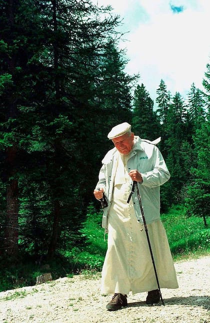 El papa Juan Pablo II era un asiduo visitante de Castel Gandolfo, pues mientras su salud se lo permitió practicó la natación y el senderismo por las montañas aledañas.