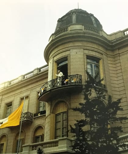 El Papa Juan Pablo II saluda a los fieles desde el balcón de la Nunciatura Apostólica, durante su segunda visita al país, en 1987; en 1982 también se alojó allí
