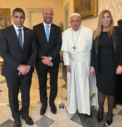 El Papa, junto a los camaristas de Casación Daniel Petrone y Mariano Borinsky, y a la jueza federal María Eugenia Capuchetti, en agosto del año pasado. El encuentro fue de carácter institucional. Hablaron de reformas judiciales, como la implementación del sistema acusatorio penal, de las personas privadas de la libertad y de la reinserción social, según se informó.