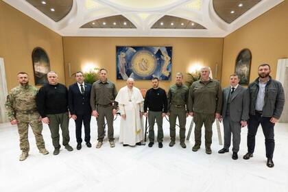 El Papa junto al presidente Volodimir Zelensky y el resto de la delegación ucraniana que visitó Roma y el Vaticano la semana pasada
