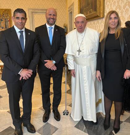 El Papa, junto Daniel Petrone y Mariano Borinsky y María Eugenia Capuchetti, el 19 de agosto pasado