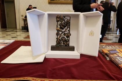 El Papa le obsequió a Fernánedz una escultura de bronce que tiene la leyenda "Sean mensajeros de paz" en italiano