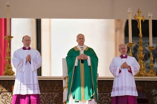 El papa León critica una economía que margina a los pobres mientras los ricos viven en el lujo