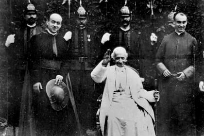 El Papa León XIII junto a sus colaboradores