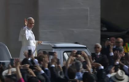 El papa León XIV a bordo del papamóvil recorre y saluda a los fieles en la Plaza San Pedro