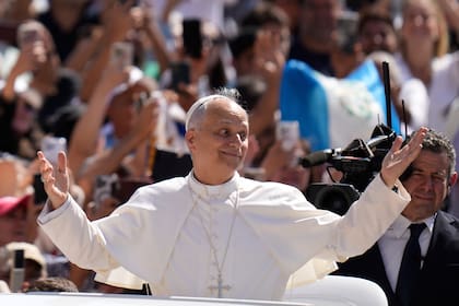 El papa León XIV a su llegada a su audiencia semanal en la Plaza de San Pedro, en el Vaticano, el miércoles 4 de junio de 2025.