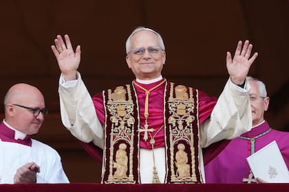 El papa León XIV aparece en la Basílica de San Pedro tras su elección, el jueves 8 de mayo de 2025 (AP Foto/Alessandra Tarantino)