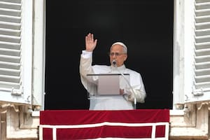 El papa León XIV aparece en la ventana de su estudio para bendecir a los fieles reunidos en la plaza de San Pedro del Vaticano