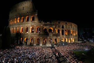 El papa León XIV carga la cruz en el vía crucis, el primer pontífice en hacerlo en décadas