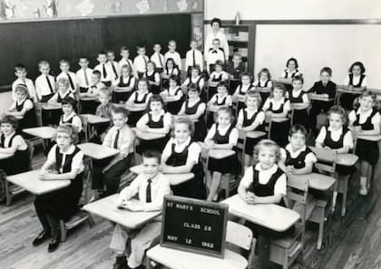 El papa León XIV, en su infancia en Chicago, aparece de pie, cuarto desde la izquierda, durante una representación escolar en la parroquia Santa María de la Asunción