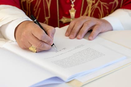 El papa León XIV firma su primera encíclica, "Magnifica Humanitas", centrada en el auge de la inteligencia artificial, en el Vaticano