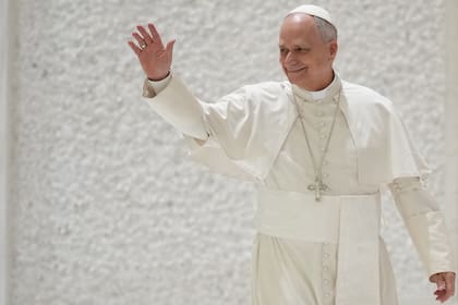 El papa León XIV llega a su audiencia general seminal en el salón Paulo VI del Vaticano,