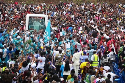 El papa León XIV llega al aeropuerto de Bamenda para oficiar una misa, en Camerún