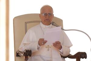 El papa León XIV ofrece su audiencia general semanal en la plaza de San Pedro, en el Vaticano, el miércoles 8 de octubre de 2025. (AP Foto/Andrew Medichini)