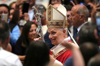 El papa León XIV sale luego de celebrar una misa en la Basílica de San Pedro en el Vaticano, el domingo 29 de junio de 2025