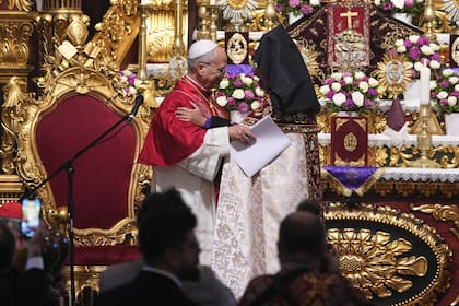 El papa León XIV y el arzobispo patriarca armenio de Constantinopla Sahag II Mashalian celebran una liturgia en la catedral apostólica armenia de Estambul, Turquía, el domingo 30 de noviembre 2025. (AP Foto/Domenico Stinellis)